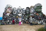La impactante escultura ha sido denominada 'Mount Recyclemore' y su objetivo es poner de relieve el daño ocasionado al medioambiente cuando se desechan los dispositivos electrónicos.