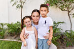 Alejandra con sus hijos, Marián y Rodrigo.
