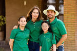 Priscila y Fernando con sus hijas, Maryfer y Camila.