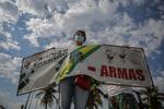 Manifestantes 'plantan' rosas en Copacabana en memoria de fallecidos por COVID en Brasil