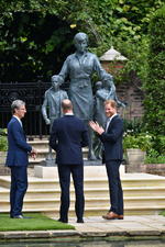 Develan Guillermo y Harry una estatua en honor a Lady Di