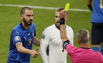 Final - Italy vs England

London (United Kingdom), 11/07/2021.- Leonardo Bonucci (L) of Italy is shown the yellow card by referee Bjoern Kuipers during the UEFA EURO 2020 final between Italy and England in London, Britain, 11 July 2021. (Italia, Reino Unido, Londres) EFE/EPA/John Sibley / POOL (RESTRICTIONS: For editorial news reporting purposes only. Images must appear as still images and must not emulate match action video footage. Photographs published in online publications shall have an interval of at least 20 seconds between the posting.)
DEP Fútbol LONDON BRITAIN SOCCER UEFA EURO 2020 United Kingdom