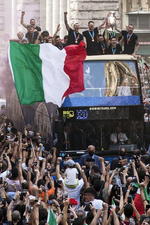 Tras ser recibida por el presidente de la República italiana, Sergio Mattarella, y por el primer ministro, Mario Draghi, Italia subió a un autobús descubier