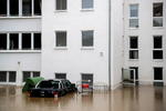 En Francia murieron 34 personas en noviembre de 1999 en unas inundaciones que afectaron especialmente al departamento de Aude. En septiembre de 2002 fallecieron 24 personas tras las inundaciones registradas en el sureste del país, especialmente en Hérault y Vaucluse y en el departamento de Gard, con 22 muertos, donde las aguas invadieron Aramont al ceder un dique.