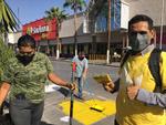 Ciudadanos pintan orejas peatonales en cruceros del Centro de Torreón