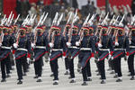 Fuerzas Armadas de Perú ofrecen desfile por el bicentenario de la Independencia