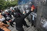 Grupo de mujeres protesta frente al Ángel de la Independencia en CDMX