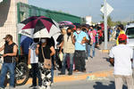 Rezagados de 50 a 59 años hacen larga fila en Hospital General de Torreón por vacuna antiCOVID