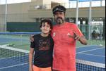 Santiago y Carlos vivieron una práctica de tenis infantil en las instalaciones del Campestre de Torreón