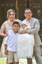 Victoria con sus papás Héctor y Verónica, y su hermano Santi