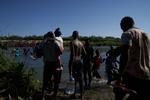 Migrantes siguen cruzando entre Del Río y Acuña, ahora por Parque Braulio Fernández