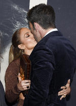 Ben Affleck y Jennifer Lopez presumen su amor en alfombra roja de The Last Duel