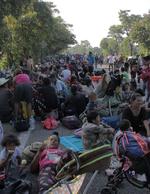 La caravana migrante crece y vuelve a caminar en el sur de México