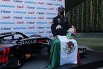 Sergio Pérez desata la locura en su llegada a México