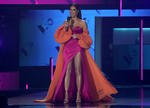 Danna Paola, Mon Laferte, Bella Thorne y más estrellas llenan de glamour a la 'red carpet' del Latin Grammy