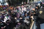 Miles de mujeres marchan en Ciudad de México contra violencia de género