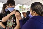 Con enormes filas, inicia vacunación antiCOVID para adolescentes de Torreón