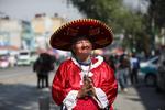 Peregrinos llegan a la Basílica de Guadalupe en víspera de festejos del gran Día de la Virgen