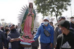 Peregrinos llegan a la Basílica de Guadalupe en víspera de festejos del gran Día de la Virgen