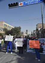 Trabajadores de UAdeC protestan por falta de pagos