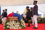 La primera dama de Haití, Martine Moise, se despide de su esposo, el presidente Jovenel Moise durante el funeral celebrado el 23 de julio en Cap-Haitien. Moise fue asesinado en su residencia en la madrugada del 7 de julio pasado.