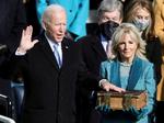 El presidente electo de EUA, Joe Biden (i), jura su cargo durante la ceremonia de investidura celebrada en Washington DC.