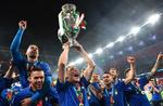 Andrea Belotti (c) alza el trofeo de la Eurocopa 2020 después de que Italia derrotara a Inglaterra en la final disputada en Londres el 11 de julio de 2021.