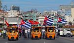 Cientos de cubanos participan en una marcha en apoyo a la revolución por la zona del Malecón en La Habana, el 5 de agosto de 2021.