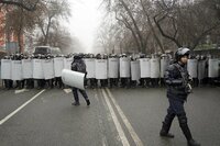 Policías antidisturbios bloquean a manifestantes durante una protesta, el miércoles 5 de enero de 2022, en Almaty, Kazajistán.  (AP Foto/Vladimir Tretyakov)