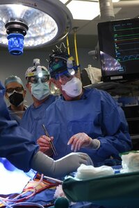Médicos logran trasplantar corazón de cerdo a hombre en Estados Unidos