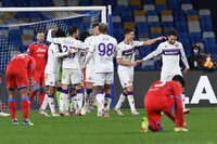 Fiorentina golea 5-2 al Napoli; Lozano expulsado