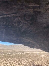 Localizan pinturas rupestres alrededor del Parque Solar Villanueva, Coahuila