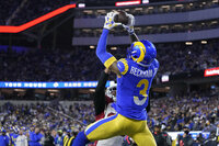 Odell Beckham Jr. y Cooper Kupp capturaron pases de touchdown para los Rams (13-5), campeones de la División Oeste de la Conferencia Nacional