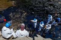 Crudo derramado por refinería de Repsol cubre playas de Perú