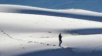 Desierto del Sahara se tiñe de blanco con nevada
