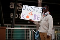 Los Angeles (United States), 27/01/2022.- A person holds up a sign that reads 'Justice 4 Kobe' outside of Crypto.com Arena on the two-year anniversary of the death of former Los Angeles Lakers NBA basketball player Kobe Bryant and his daughter, Gianna, in Los Angeles, California, USA, 26 January 2022. (Baloncesto, Estados Unidos) EFE/EPA/CAROLINE BREHMAN
