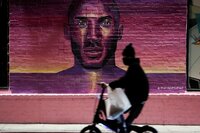 Los Angeles (United States), 27/01/2022.- A person rides past a mural of former Los Angeles Lakers NBA basketball player Kobe Bryant in Los Angeles, California, USA, 26 January 2022. Bryant and his daughter Giana, along with seven other people, died in a helicopter crash two years ago. (Baloncesto, Estados Unidos) EFE/EPA/CAROLINE BREHMAN