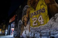 Los Angeles (United States), 27/01/2022.- Flowers are placed next to a mural of former Los Angeles Lakers NBA basketball player Kobe Bryant in Los Angeles, California, USA, 26 January 2022. Bryant and his daughter Giana, along with seven other people, died in a helicopter crash two years ago. (Baloncesto, Estados Unidos) EFE/EPA/CAROLINE BREHMAN