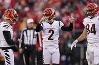 Patrick Mahomes (15), quarterback de Chiefs, se lanza con el balón para escapar de Trey Hendrickson, derecha, de los Bengals de Cincinnati, durante la segunda mitad del juego de campeonato de la AFC, el domingo 30 de enero de 2022, en Kansas City, Mo. (AP Foto/Charlie Riedel)