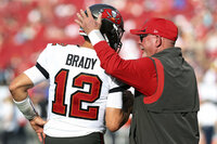 Tom Brady (12), quarterback de Buccaneers de Tampa Bay, reacciona después de ser castigado durante la primera mitad del juego de la ronda divisional de playoffs en contra de los Rams de Los Ángeles, el domingo 23 de enero de 2022, en Tampa, Florida. (AP Foto/Mark LoMoglio)