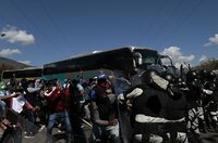 Enfrentamiento entre normalistas de Ayotzinapa y Guardia Nacional suma 14 agentes lesionados