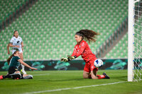 Paulina Gómez #21 Media Leon
Nicole Buenfil #31 Portera Santos

Santos Laguna vs Leon Femenil J06
TSM
Santos Laguna vs León Femenil

Jornada 6 clausura 2022
Fútbol femenil, Liga MX Femenil, soccer
Torreón, Coahuila, México, Deportes #DEP #Soccer