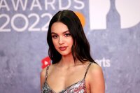 London (United Kingdom), 08/02/2022.- Olivia Rodrigo arrives for the 42nd Brit Awards ceremony at The O2 Arena in London, Britain, 08 February 2022. The annual pop music awards are presented by the British Phonographic Industry (BPI). (Reino Unido, Londres) EFE/EPA/VICKIE FLORES