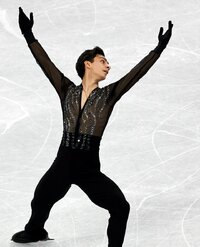 -FOTODELDIA- EA4163. BEIJING (CHINA), 09/02/2022.- El mexicano Donovan Carrillo realiza su programa hoy, durante la prueba de patinaje libre masculino de los eventos de patinaje artístico en los Juegos Olímpicos de Beijing 2022, en Beijing (China). EFE/ How Hwee Young
