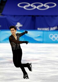 -FOTODELDIA- EA4163. BEIJING (CHINA), 09/02/2022.- El mexicano Donovan Carrillo realiza su programa hoy, durante la prueba de patinaje libre masculino de los eventos de patinaje artístico en los Juegos Olímpicos de Beijing 2022, en Beijing (China). EFE/ How Hwee Young