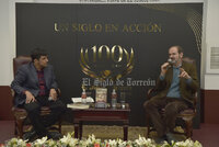 Escritor Juan Villoro presenta su libro La tierra de la gran promesa en compañía de Vicente Alfonso