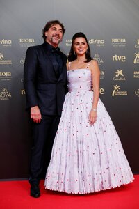 VALENCIA, 12/02/2022.-  Los actores Javier Bardem y Penélope Cruz posan en la alfombra roja a su llegada a la gala de la 36 edición de los Premios Goya que tiene lugar este sábado en el Palau de les Arts de Valencia. EFE/Biel Aliño