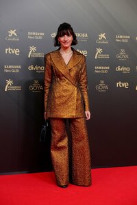 VALENCIA, 12/02/2022.- La diseñadora de vestuario Vinyet Escobar posa en la alfombra roja durante la 36 edición de los Premios Goya que tiene lugar este sábado en el Palau de les Arts de Valencia. EFE/Biel Aliño.