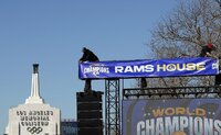 Los Angeles (United States), 16/02/2022.- A Los Angeles Rams fan waves an LA Rams flag before the start of the NFL Super Bowl Champion parade in Los Angeles, California, USA, 16 February 2022. The Los Angeles Rams defeated the Cincinnati Bengals to win Super Bowl LVI. (Estados Unidos) EFE/EPA/CAROLINE BREHMAN