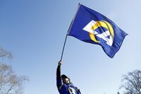 Los Angeles (United States), 16/02/2022.- A Los Angeles Rams fan watches on the big screen the start of the NFL Super Bowl Champion parade in Los Angeles, California, USA, 16 February 2022. The Los Angeles Rams defeated the Cincinnati Bengals to win Super Bowl LVI. (Estados Unidos) EFE/EPA/CAROLINE BREHMAN